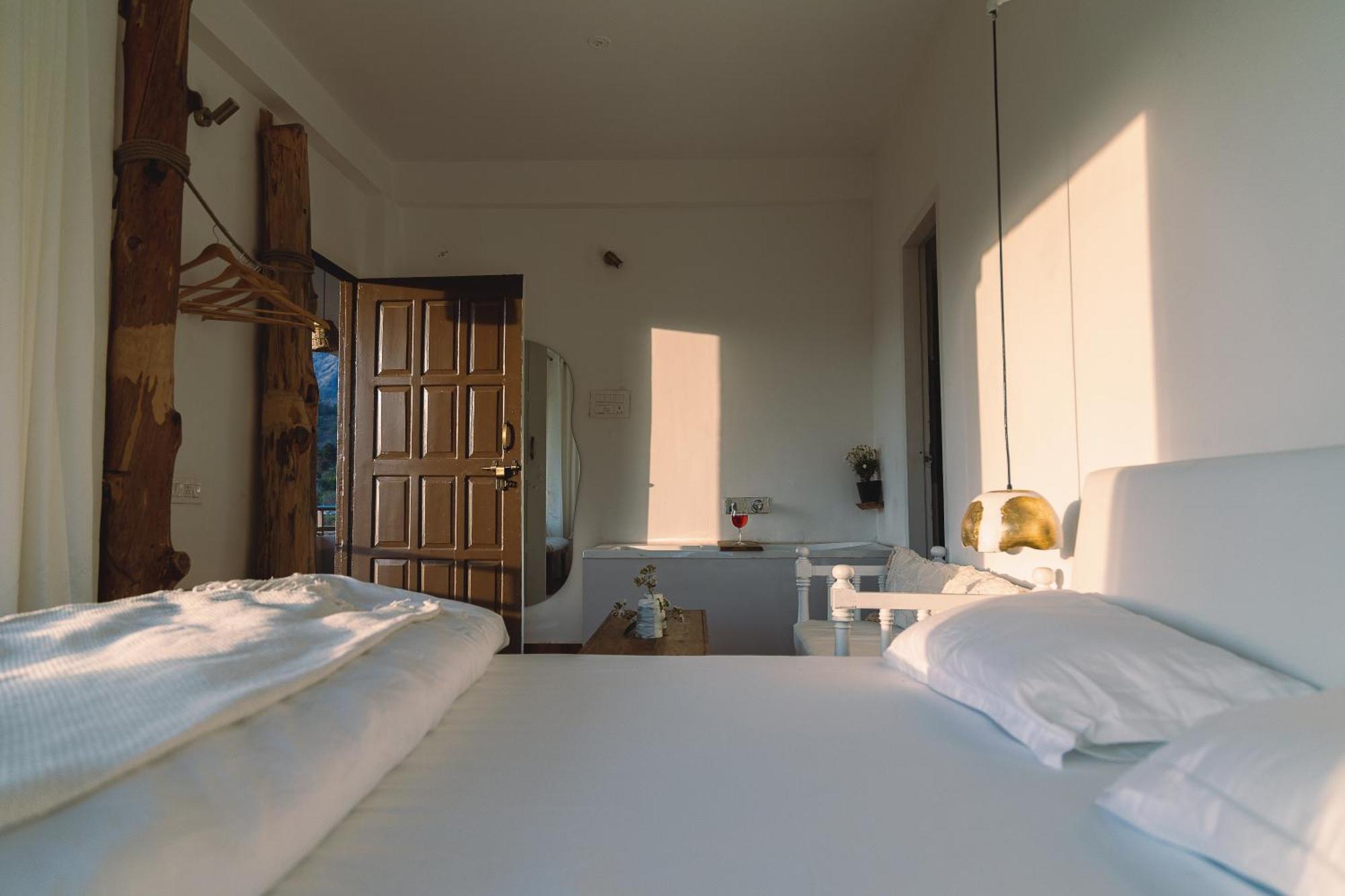 Exstasy Stays - Bathtub Rooms & Cafe - Your Romantic & Cozy Getaway - Thhpsociety - Mukteshwar Exteriör bild