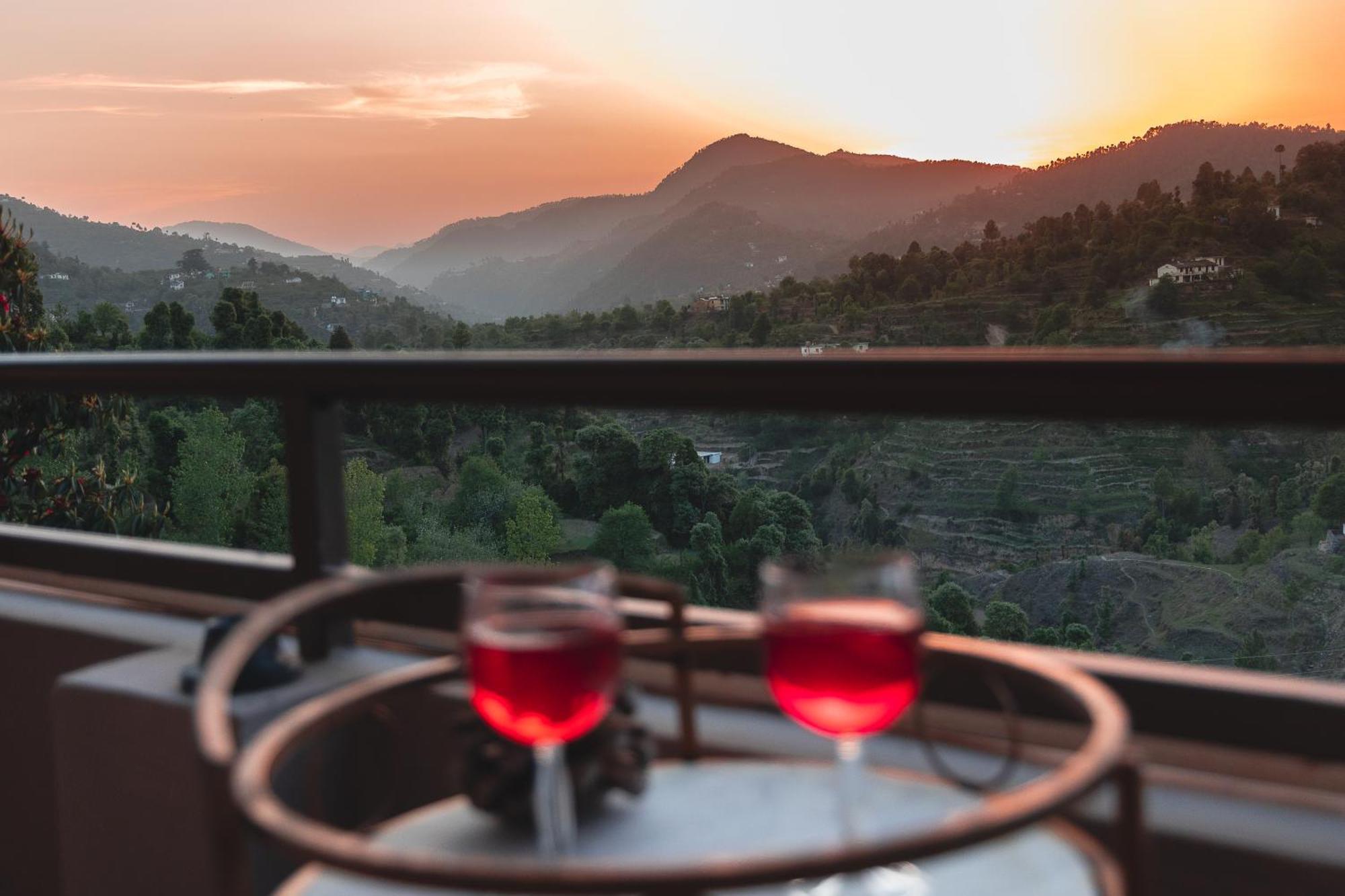 Exstasy Stays - Bathtub Rooms & Cafe - Your Romantic & Cozy Getaway - Thhpsociety - Mukteshwar Exteriör bild