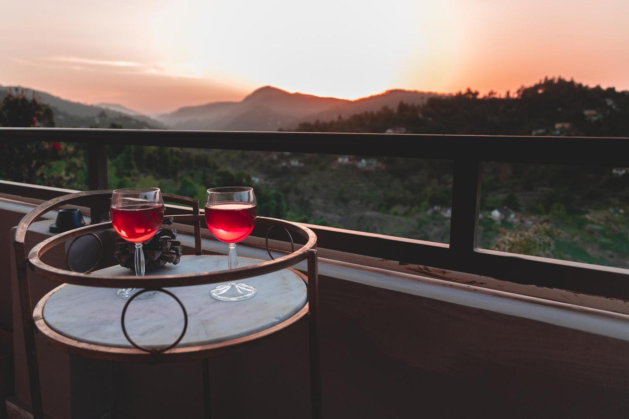 Exstasy Stays - Bathtub Rooms & Cafe - Your Romantic & Cozy Getaway - Thhpsociety - Mukteshwar Exteriör bild