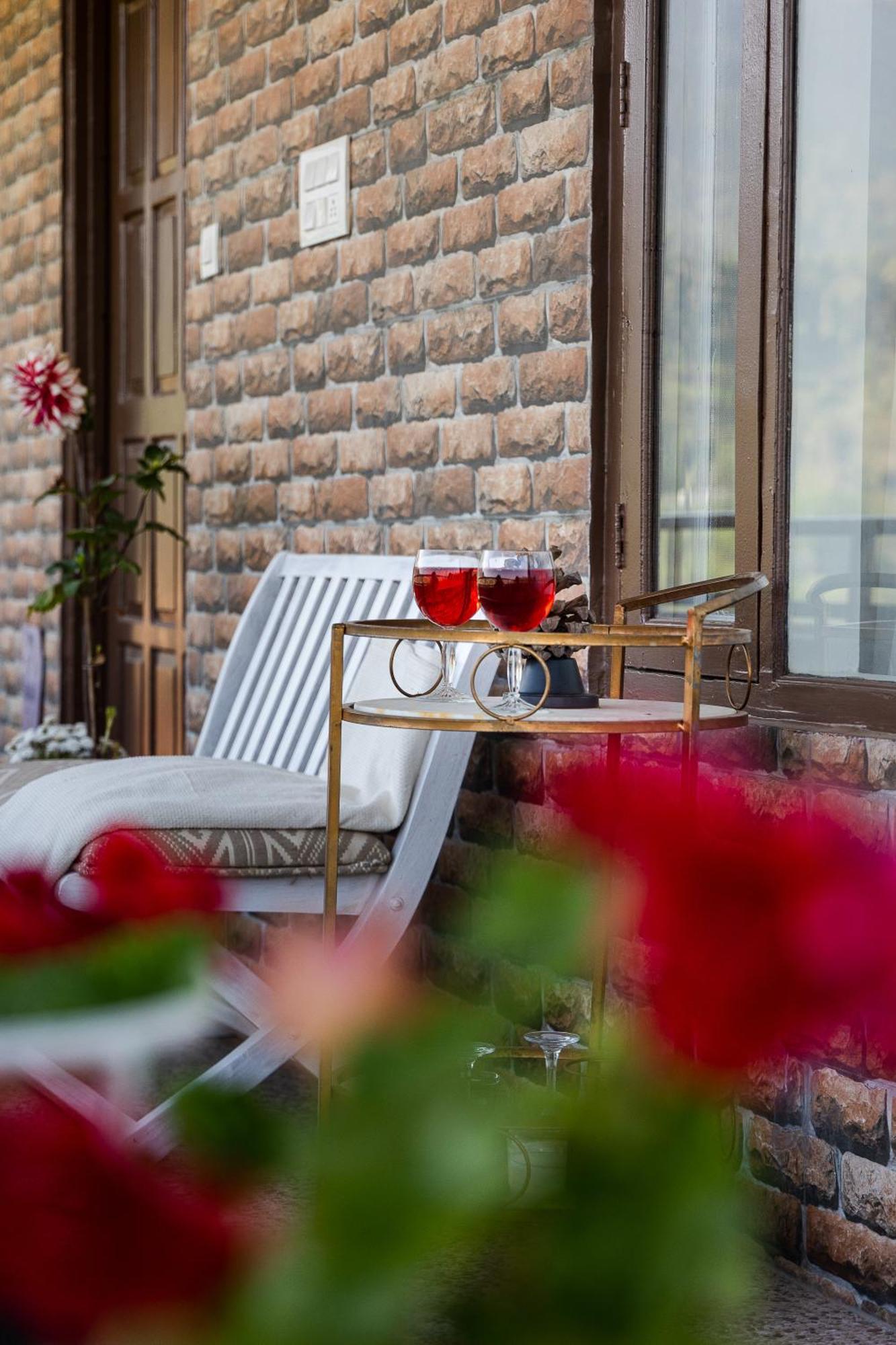 Exstasy Stays - Bathtub Rooms & Cafe - Your Romantic & Cozy Getaway - Thhpsociety - Mukteshwar Exteriör bild